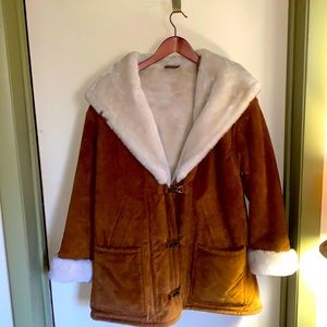 100% leather Sherpa lining jacket made by Gallery. Size small, but they run big